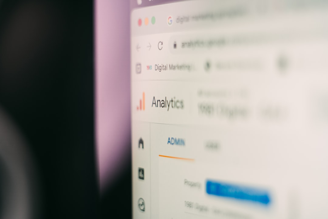 WordPressホスティングサイトの管理セクションにあるサイドバーメニューとAnalyticsダッシュボードの一部に焦点を当てたGoogle Analyticsのウェブページが表示されるコンピュータ画面のクローズアップ。